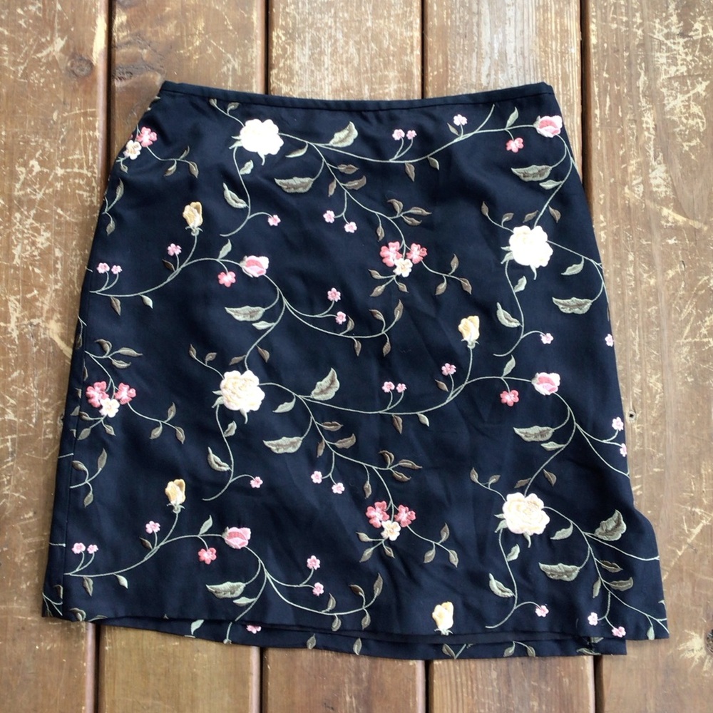 VTG Y2K Petite Sophisticate Boho Romantic Floral Embroidered Black Mini Skirt 8